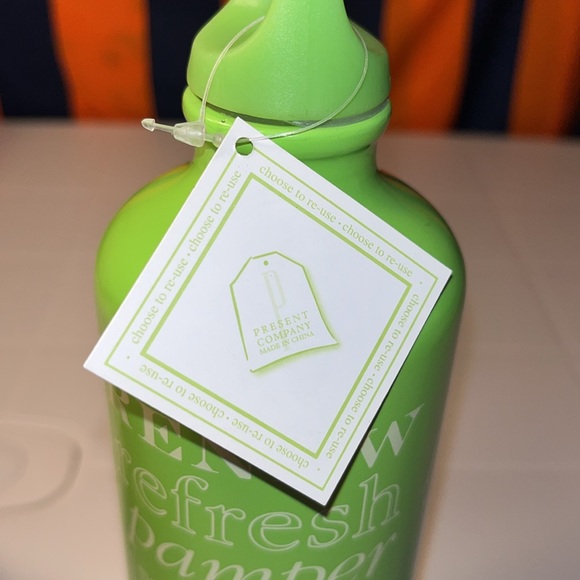 New with tag aluminum water bottle present company all over print green - Picture 6 of 7